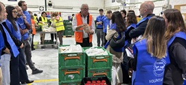 Estudiantes, personal docente y personal de servicios de Mondragon Unibertsitatea de visita en el Banco de Alimentos de Gipuzkoa