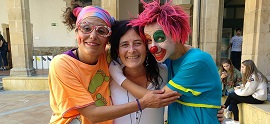 Estrecha relación con expertos y expertas del mundo de la educación y representantes de la sociedad